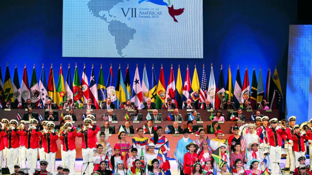 Los organizadores confiesan que, previo al acto inaugural, vivieron horas de temor debido a la seguridad del evento. Al ser una presentación sorpresa, se temió que el a