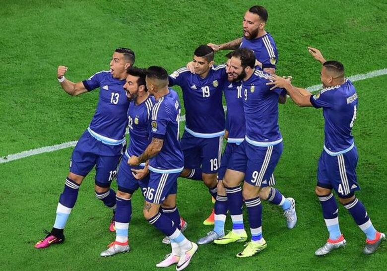 Argentina golea 4-0 a Estados Unidos y pasa a la final