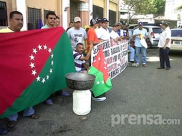 Taxistas protestan frente a la Asamblea Nacional