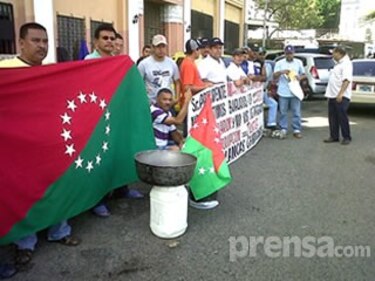 Taxistas protestan frente a la Asamblea Nacional