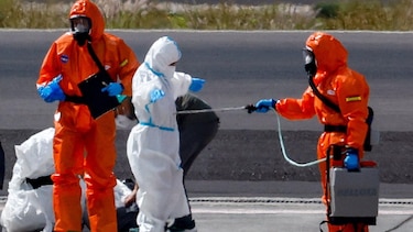 En imágenes: la evacuación de los pasajeros del crucero afectado por el hantavirus en España