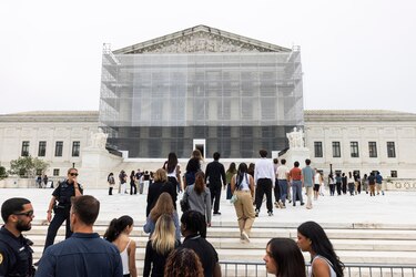 Corte Suprema permite a Trump reanudar los despidos masivos en el Gobierno