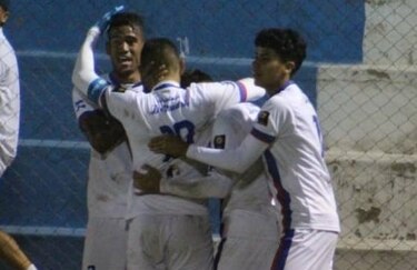 Técnico panameño teme ser contagiado al dirigir en la única liga de América que no se detiene por el coronavirus