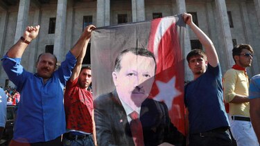 Detienen en Turquía a un juez de la Corte Constitucional tras golpe fallido
