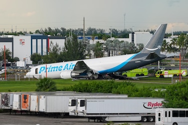 El avión de Amazon que se estrelló en Miami chocó con una furgoneta con siete pasajeros