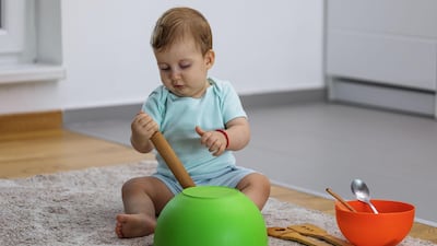Cómo lograr que un bebé se entretenga solo sin necesidad de recurrir a las pantallas