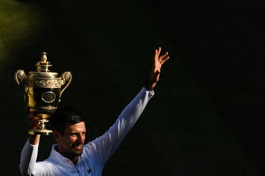 Djokovic supera la amenaza de Kyrgios y alza su séptimo Wimbledon