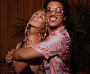 Romance o estrategia: Karol G y Bruno Mars encienden las redes sociales