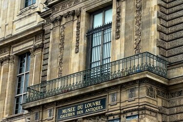 El Museo del Louvre instala una reja de seguridad en la ventana del robo de octubre