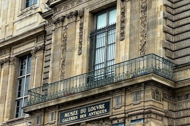 El Museo del Louvre instala una reja de seguridad en la ventana del robo de octubre