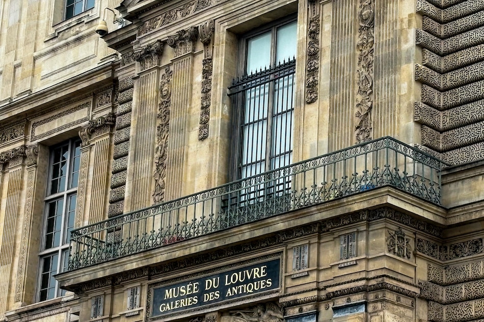 El Museo del Louvre instala una reja de seguridad en la ventana del robo de octubre