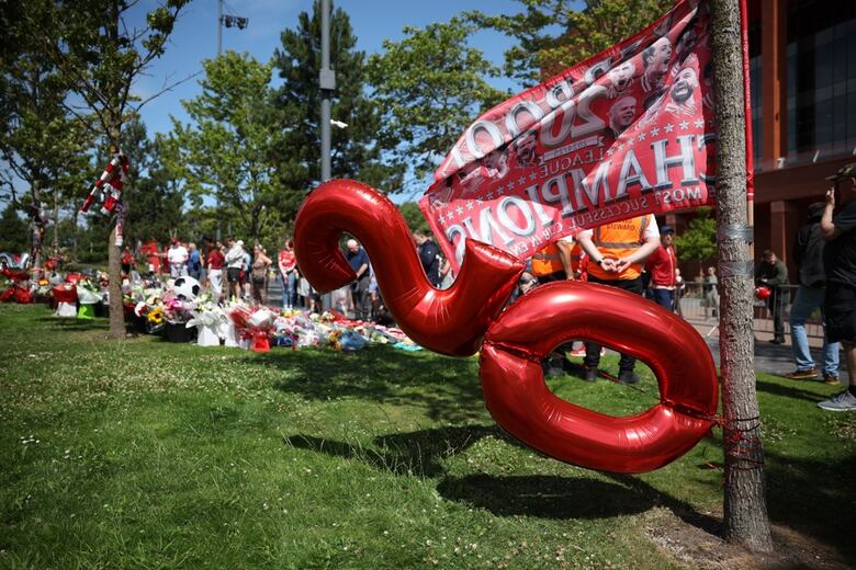 Un mar de bufandas rojas emerge en Anfield para recordar a Diogo Jota