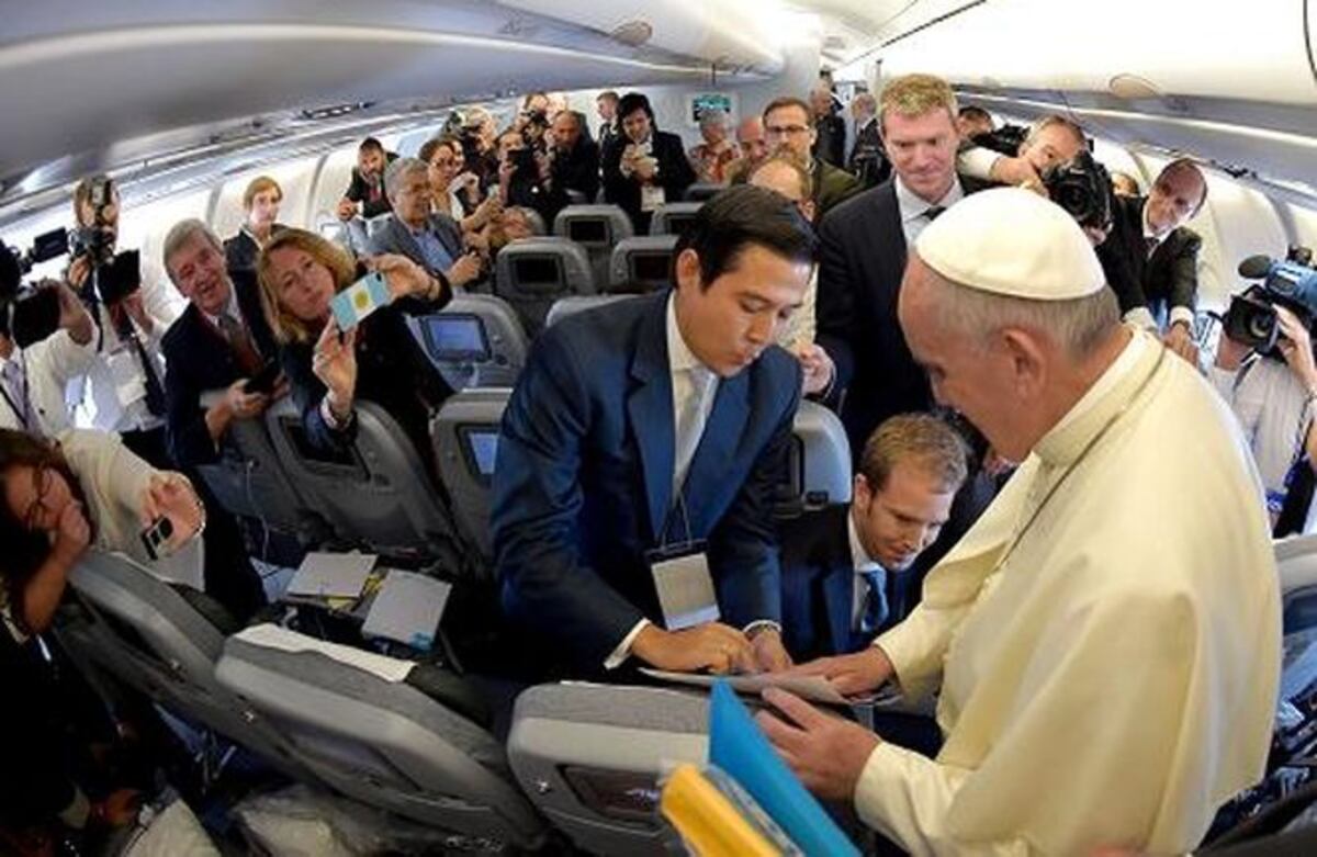 Vuelo papal: Regalos, 'selfies' y bendiciones