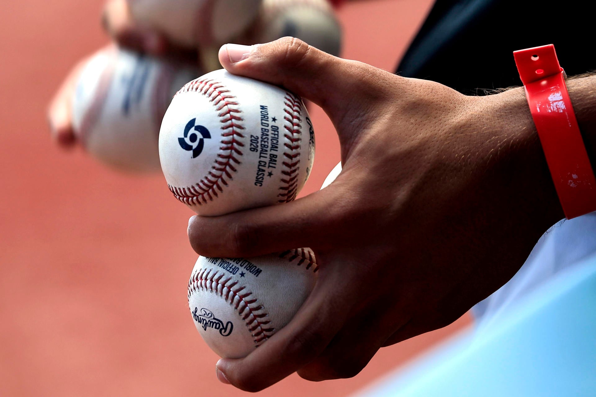 Una persona sostiene las pelotas oficiales del Clásico Mundial de Béisbol. EFE/Thais Llorca