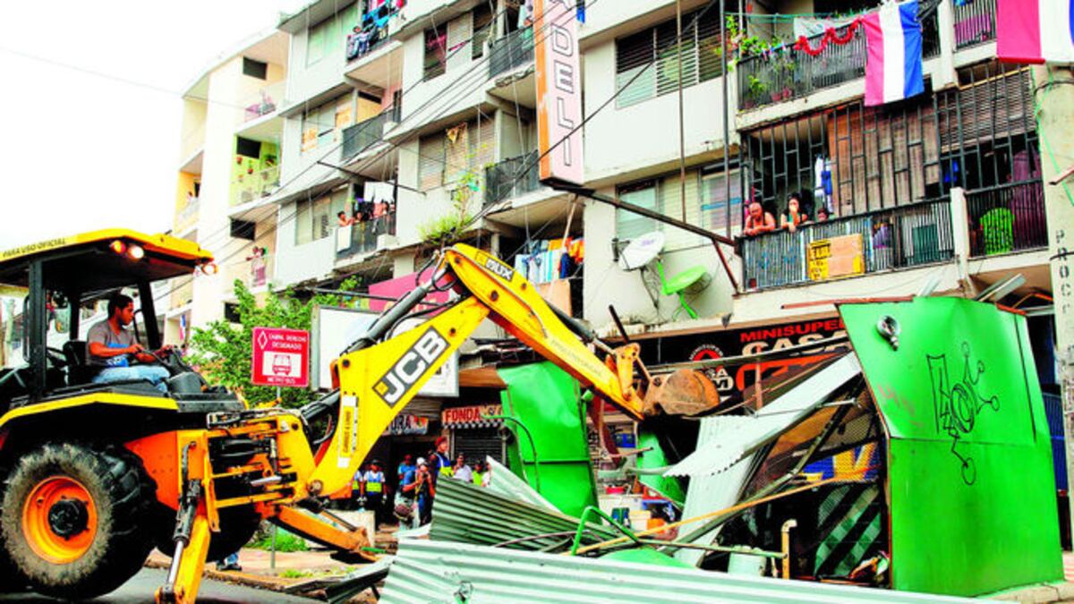 La Alcaldía de Panamá organizó un operativo simultáneo en cuatro puntos del corregimiento de Calidonia para la eliminación de 52 quioscos ilegales.