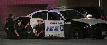 Francotiradores asesinan a cuatro policías durante protesta en Dallas