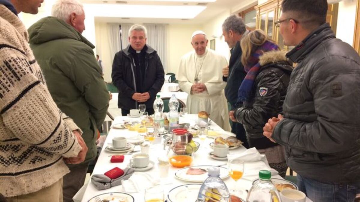Papa Francisco desayuna con ocho personas sin techo en su 80 cumpleaños