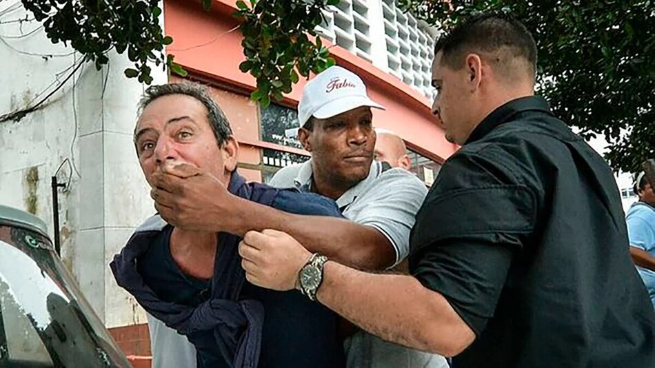 Periodista cubano Lázaro Yuri Valle sale de prisión y viaja a Estados Unidos con permiso especial