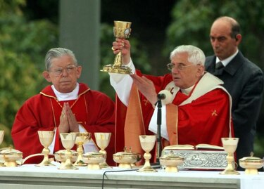 Papa Benedicto XVI bendice las redes sociales
