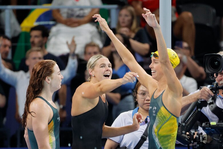 McKeon iguala a las estadounidenses Thompson y Torres como la nadadora con más medallas