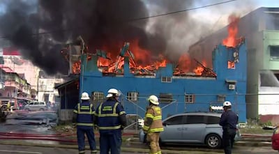 Incendio consume caserón en Calidonia y obliga al desalojo de 150 personas