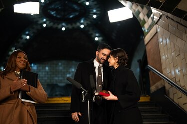 Una multitud arropa a Mamdani en su toma de posesión en las calles heladas de Nueva York