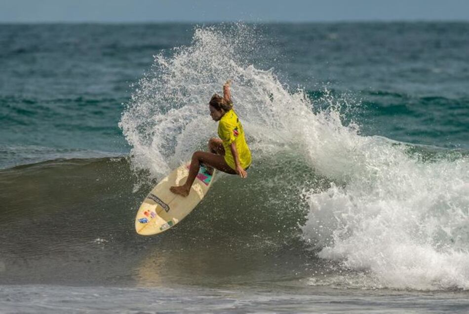 Buen debut para las chicas en el Mundial de surf