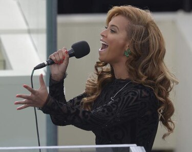Polémica de si Beyonce usó pista al cantar himno en ceremonia de Obama