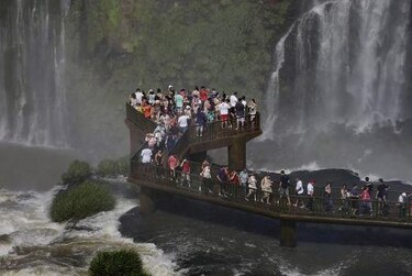 Las cataratas de Iguazú encantan a millones de visitantes