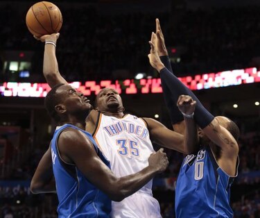 Los Thunder aplastan a Mavericks con gran actuación de sus estrellas
