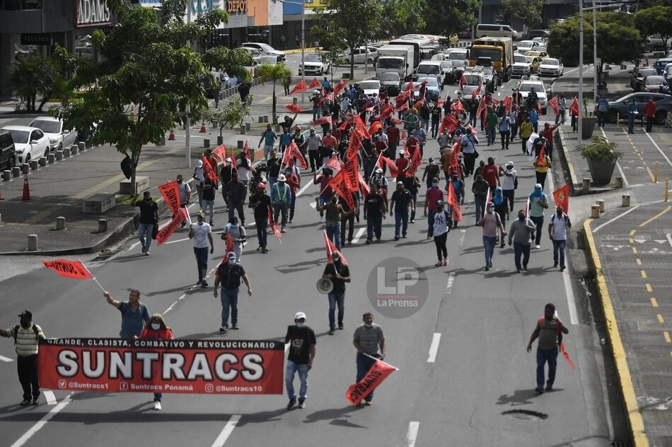 Educadores y obreros de la construcción marchan hacia la plaza 5 de mayo, cerca a la Asamblea Nacional