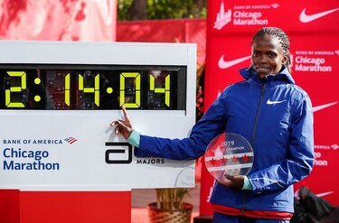 Keniana Kosgei bate récord en maratón