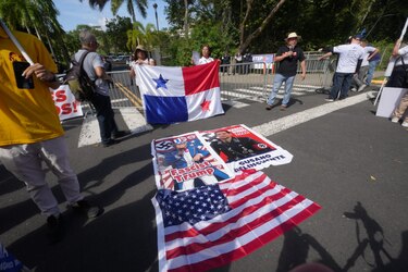 Organizaciones obreras y estudiantiles protestan ante la Embajada de Estados Unidos por la invasión