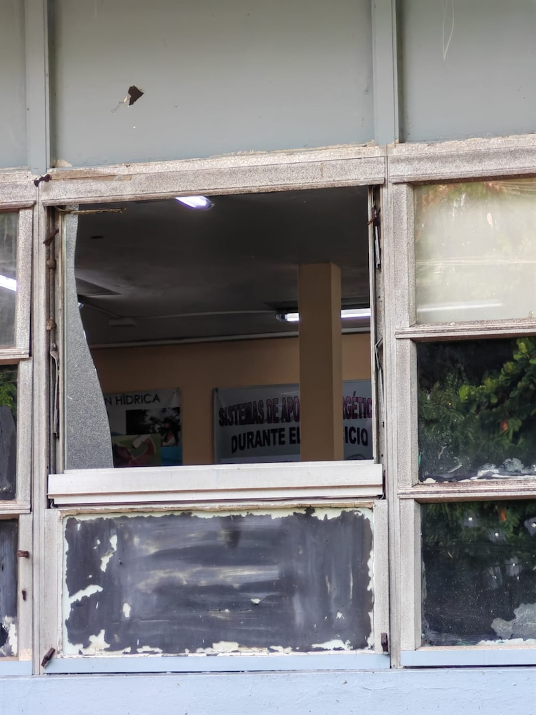 Vehículo antimotines ‘Pitufo’ de la Policía Nacional daña laboratorios de la Facultad de Medicina de la Universidad de Panamá