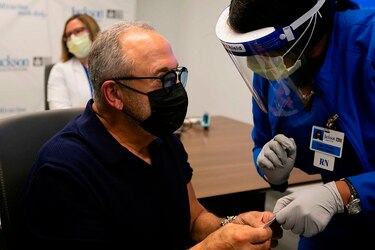 Emilio Estefan se vacuna en Miami en medio del frenesí por inmunizarse en Florida