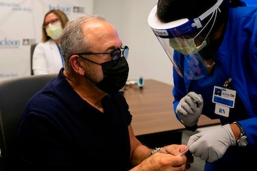 Emilio Estefan se vacuna en Miami en medio del frenesí por inmunizarse en Florida