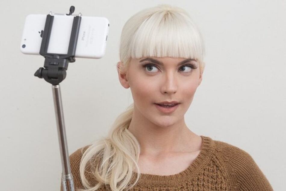 Los palos para 'selfies' se imponen en las fiestas como accesorio telefónico indispensable