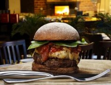 La 'mejor' hamburguesa, un trofeo que será disputado entre chefs a punto de sazón