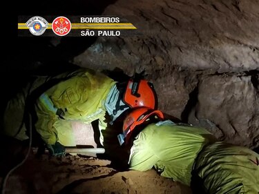 Aumentan a 9 los bomberos muertos en derrumbe de una gruta en Brasil