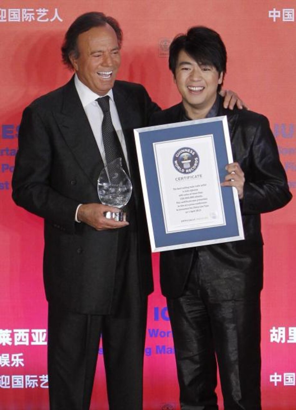 Julio Iglesias, galardonado en Beijing con un premio Guinness