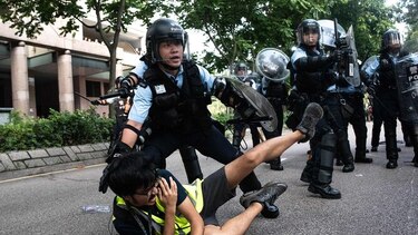 Manifestantes de Hong Kong protestan contra comerciantes llegados de China