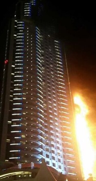 Gran incendio en un rascacielos de Dubái