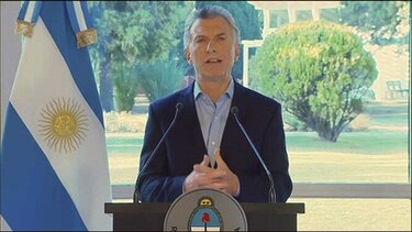 Presidente argentino anuncia aumento salarial y cortes de impuestos tras el revés electoral