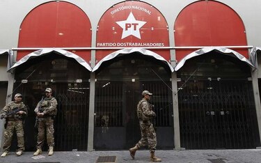Allanan sede del Partido de los Trabajadores y detienen a exministro de Rousseff