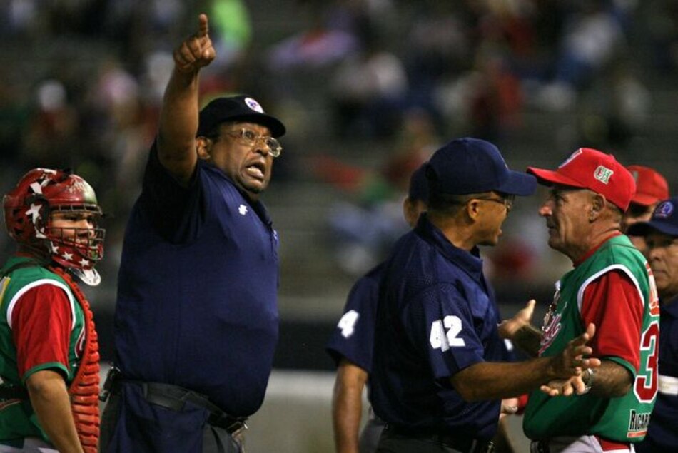 Fallece el legendario árbitro panameño Roberto Peralta
