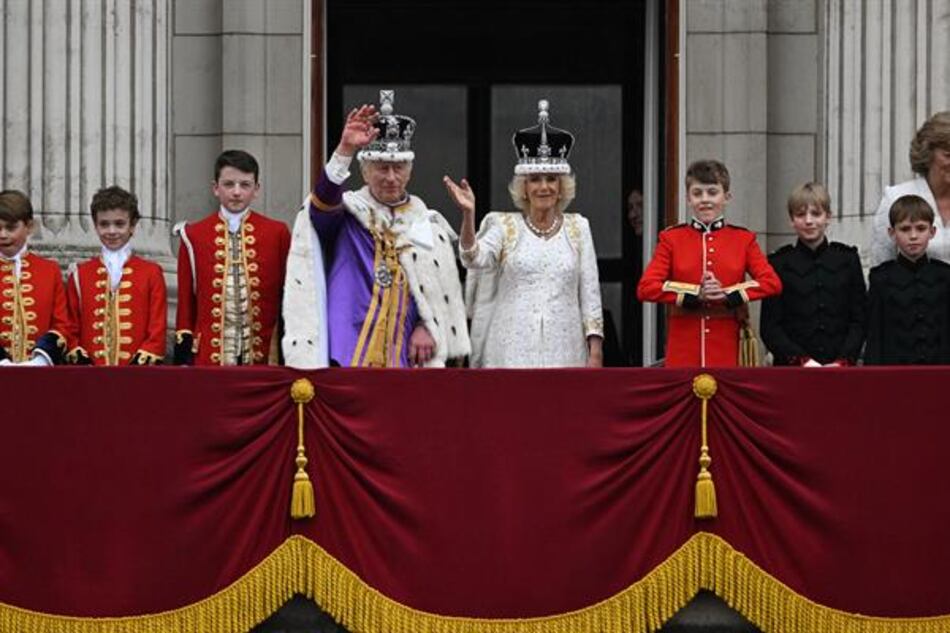 El rey Carlos III saluda desde el balcón de Buckingham sin su hijo Enrique