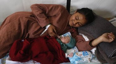 Bebé nace en hospital de campaña tras sismo en Nepal
