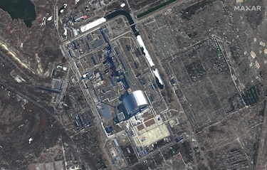 Las tropas rusas empezaron a salir de Chernóbil, según la agencia nuclear de Ucrania