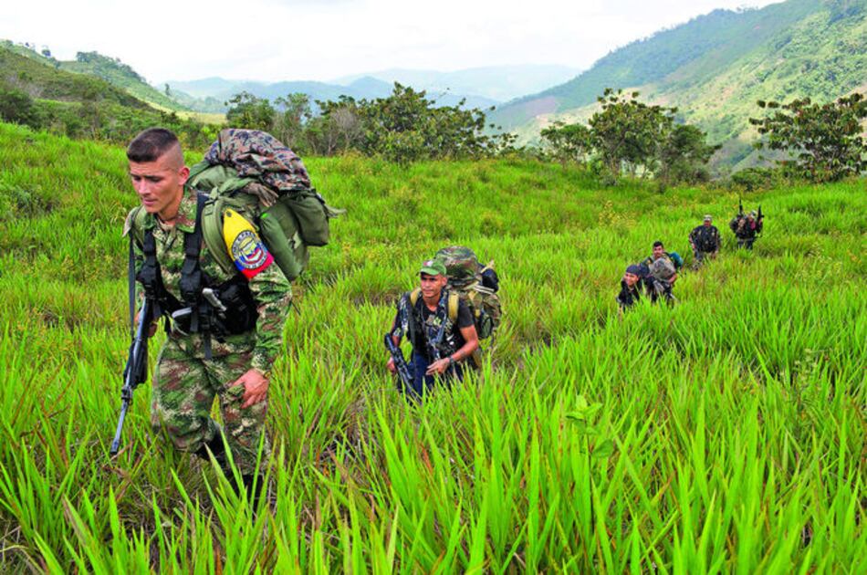 FARC se quejan de Santos y advierten sobre paramilitares cerca de Ecuador