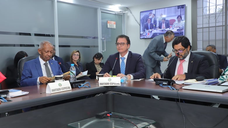 El contralor Gerardo Solís exonera de responsabilidad a las juntas comunales